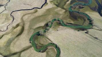 aérien drone vue de un incroyable magnifique serpentin rivière. vibrant couleurs et magnifique paysage. Contexte et textures. la nature et magnifique paysage. rivière suique dans Bosnie et herzégovine. video