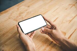 asiático negocio mujer mano utilizando y conmovedor inteligente teléfono con blanco blanco vacío pantalla. foto