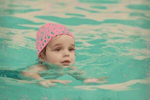 ai generado un bonito pequeño niña es nadando en el piscina foto