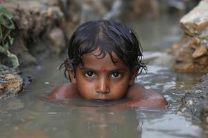 ai generado pobre indio niños bañarse en el aguas residuales agua desagüe en el pueblo foto