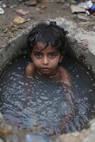 ai generado pobre indio niños bañarse en el aguas residuales agua desagüe en el pueblo foto