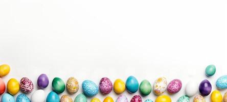 ai generado parte superior ver de multicolor Pascua de Resurrección huevos creando un frontera en un blanco superficie, dejando amplio Copiar espacio. Perfecto para festivo social medios de comunicación contenido, impresión anuncios festivo fondo foto