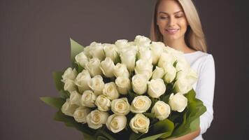 ai generado mujer participación un grande ramo de flores de blanco rosas en contra un borroso fondo. Perfecto para floral tiendas o evento planificación efectos visuales concepto es natural elegancia en celebración contextos. foto