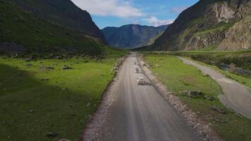 dirigindo ao longo uma montanhoso rochoso estrada. vídeo a partir de a drone. video