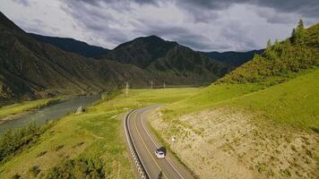 auto è guida su il strada con un' Visualizza di il montagne video