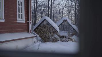 brandhout in de achtertuin van de hut winter tijd video