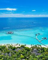 hermoso paraíso de maldivas. paisaje de viaje aéreo tropical, paisaje marino con puente de madera, villas de agua, increíble playa de cielo de arena de mar, naturaleza de isla tropical. turismo exótico destino vacaciones de verano foto