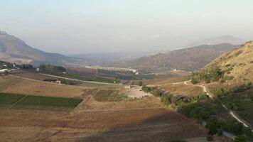 topo Visão ou aéreo tiro do fresco verde e amarelo Campos. Ação. topo Visão do agrícola Campos e montanhas video