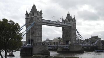 Aussicht von das Turm Brücke und der Verkehr über das Themse gegen das wolkig Himmel im Sommer- Tag im das Center von London, England. Aktion. National Symbol von England video