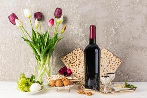 un conjunto de tradicional productos para el judío Pascua día festivo. hermosa todavía vida. el concepto de el fiesta de el judío Pascua. foto