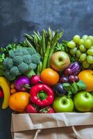 ai generado un Kraft bolso con vegetales y frutas en un oscuro antecedentes. comida entrega foto