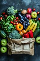 ai generado un Kraft bolso con vegetales y frutas en un oscuro antecedentes. comida entrega foto