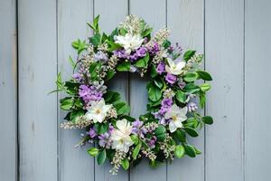 ai generado primavera flor guirnalda colgando en un casa de madera puerta. Fresco salvaje flores y hogar decoración. generativo ai foto