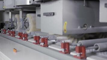 schließen oben von Metall Polieren Maschine während Arbeiten Verfahren, Ausrüstung und Technologien Konzept. Aktion. Maschine mit viele rotierend Bürsten Reinigung und Polieren Metall Blatt. video