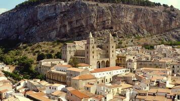 hermosa ciudad en parte superior de un montaña en provincia. acción. ver de el valle. parte superior ver de el antiguo europeo ciudad a el acantilado video