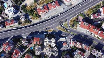 top visie van bezig snelweg in zuidelijk stad. klem. stad snelweg met in beweging auto's in stad met huisjes in zomer. modern huisje stad- met bezig snelweg Aan zonnig dag video