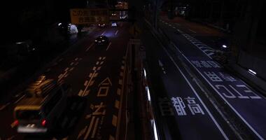 un' notte traffico marmellata a il città strada sotto il autostrada largo tiro video