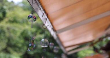 ein Wind Glockenspiel schwankend im Sommer- Tag Zeit video