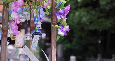 ein Wind Glockenspiel schwankend im Sommer- Tag Zeit video