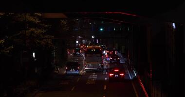 uma noite tráfego geléia às a cidade rua dentro Tóquio telefoto tiro video