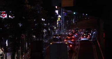 un noche tráfico mermelada a el ciudad calle en tokio telefotográfico Disparo video