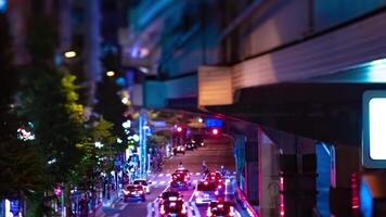 un noche lapso de tiempo de el miniatura tráfico mermelada a el ciudad calle en tokio enfocar video