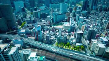 en Timelapse av panorama- miniatyr- stadsbild nära de motorväg i osaka video