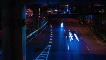 en natt Timelapse av de trafik sylt på de stad gata under de motorväg i tokyo luta video