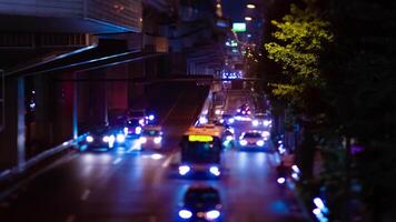 een nacht timelapse van de miniatuur verkeer jam Bij de stad straat in tokyo zoom video