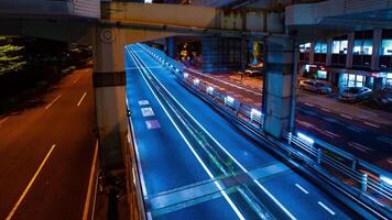 een nacht timelapse van de verkeer jam Bij de stad straat onder de snelweg breed schot pannen video