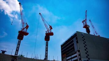 uma espaço de tempo do guindaste às a topo do a construção às a o negócio Cidade dentro Tóquio inclinar video