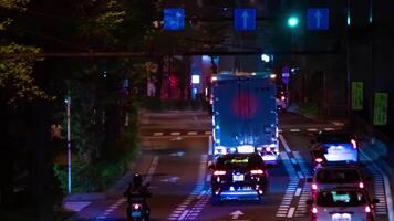 en natt Timelapse av de trafik sylt på de stad gata i tokyo tele skott panorering video