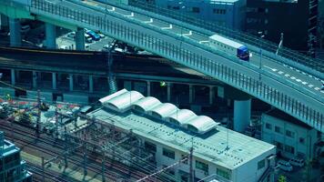 een timelapse van verkeer jam in de buurt de spoorweg in Osaka telefoto schot kantelen video