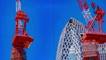 uma espaço de tempo do guindaste às a topo do a construção dentro Tóquio telefoto tiro ampliação video