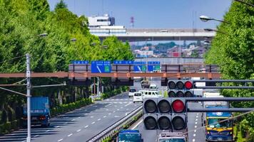 un lapso de tiempo de tráfico mermelada a el céntrico calle en tokio telefotográfico Disparo inclinación video