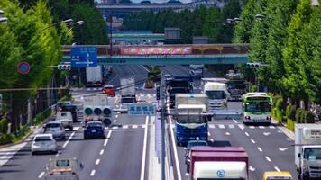un' lasso di tempo di traffico marmellata a il centro strada nel tokyo teleobiettivo tiro inclinazione video