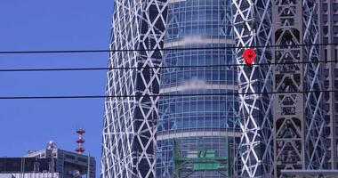 een in beweging kraan Bij de top van de gebouw Bij de bedrijf stad- in tokyo telefoto schot video