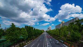 une laps de temps de circulation confiture à le centre ville rue dans takashimadaira tokyo large coup panoramique video