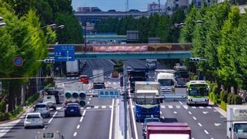 un' lasso di tempo di traffico marmellata a il centro strada nel tokyo teleobiettivo tiro inclinazione video