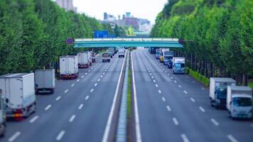 ein Zeitraffer von Miniatur der Verkehr Marmelade beim das Innenstadt Straße im Tokyo Neigung video