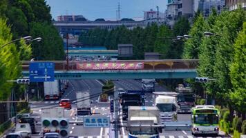 uma espaço de tempo do tráfego geléia às a centro da cidade rua dentro Tóquio telefoto tiro panning video