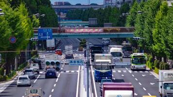 une laps de temps de circulation confiture à le centre ville rue dans tokyo téléobjectif coup video