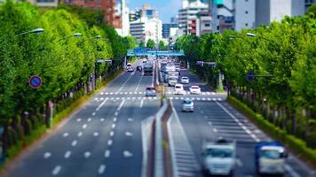 ein Zeitraffer von Miniatur der Verkehr Marmelade beim das Innenstadt Straße im Tokyo Zoomen video