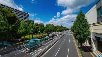 ein Zeitraffer von der Verkehr Marmelade beim das Innenstadt Straße im Takashimadaira Tokyo breit Schuss Zoomen video