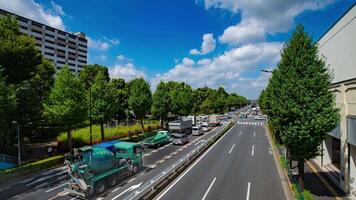 un' lasso di tempo di traffico marmellata a il centro strada nel takashimadaira tokyo largo tiro Ingrandisci video