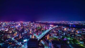 ein Nacht Zeitraffer von Stadtbild in der Nähe von Yodo Fluss im Osaka breit Schuss Neigung video
