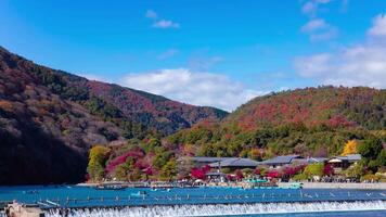 ein Zeitraffer von viele Boote beim Katsuragawa Fluss im Kyoto Tele Schuss Schwenken video