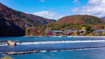 un' lasso di tempo di molti Barche a katsuragawa fiume nel kyoto teleobiettivo tiro video