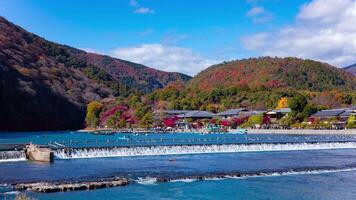 een timelapse van veel boten Bij katsuragawa rivier- in Kyoto telefoto schot kantelen video