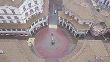 aéreo do a europeu Cidade com lindo edifícios dentro a nebuloso manhã. estoque imagens de vídeo. topo Visão do incomum arquitetônico conjunto do casas construído dentro uma círculo. video